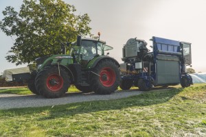 Profesionální silážní lis EB 310 GM tažený traktorem