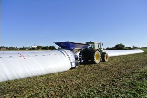 Plnič zrna Grain Bagger D-9 plní vaky zrnem přímo na poli